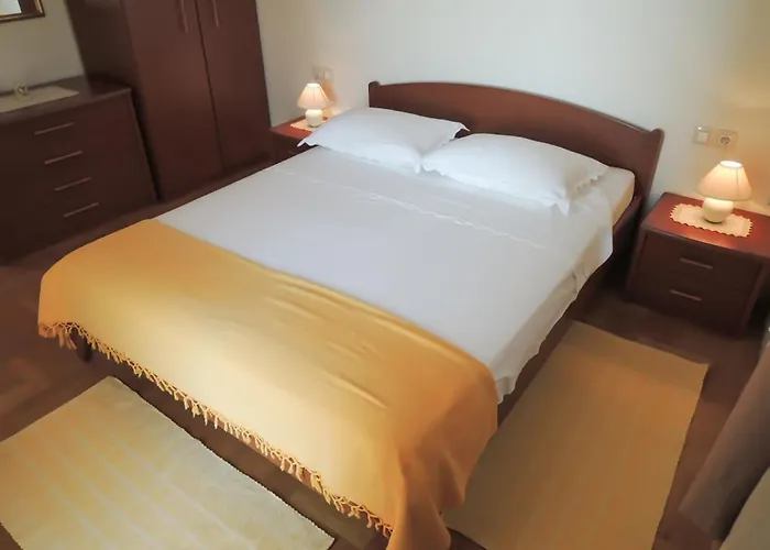 3785-1 For 4 Pers In Apartman Baska Voda