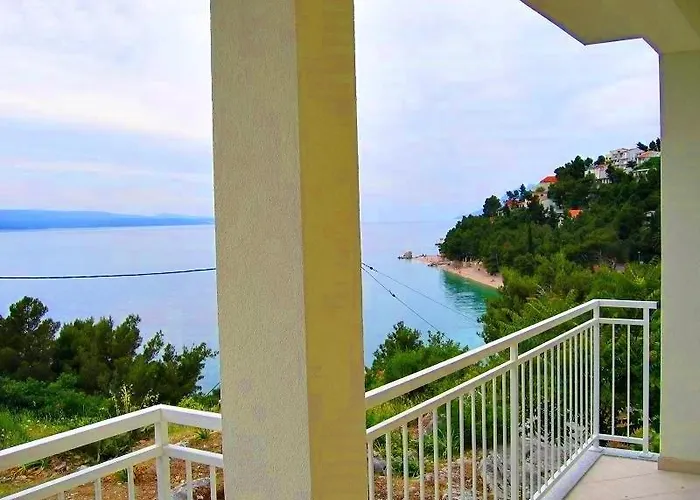 3785-1 For 4 Pers In Baska Voda